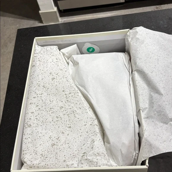 Nike Air Jordan Box in Cream and Gray display picture 3